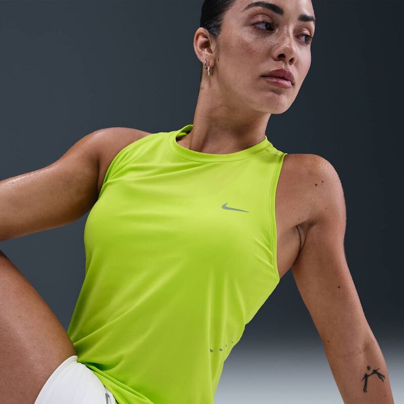 Nike Polera para correr Swift, VERDE, hi-res image number null