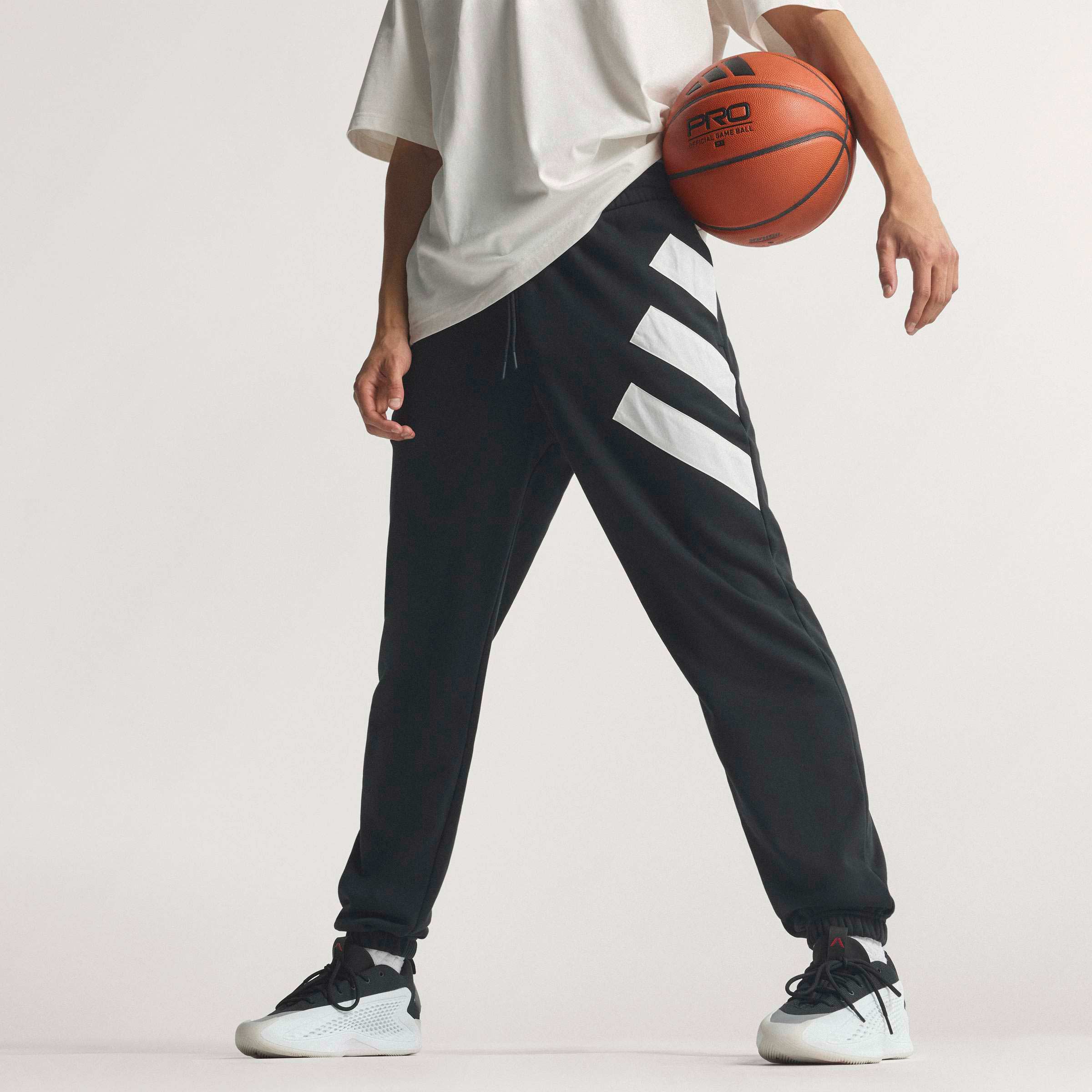 adidas Pantal&oacute;n de Felpa Anthony Edwards Foundation, NEGRO, hi-res