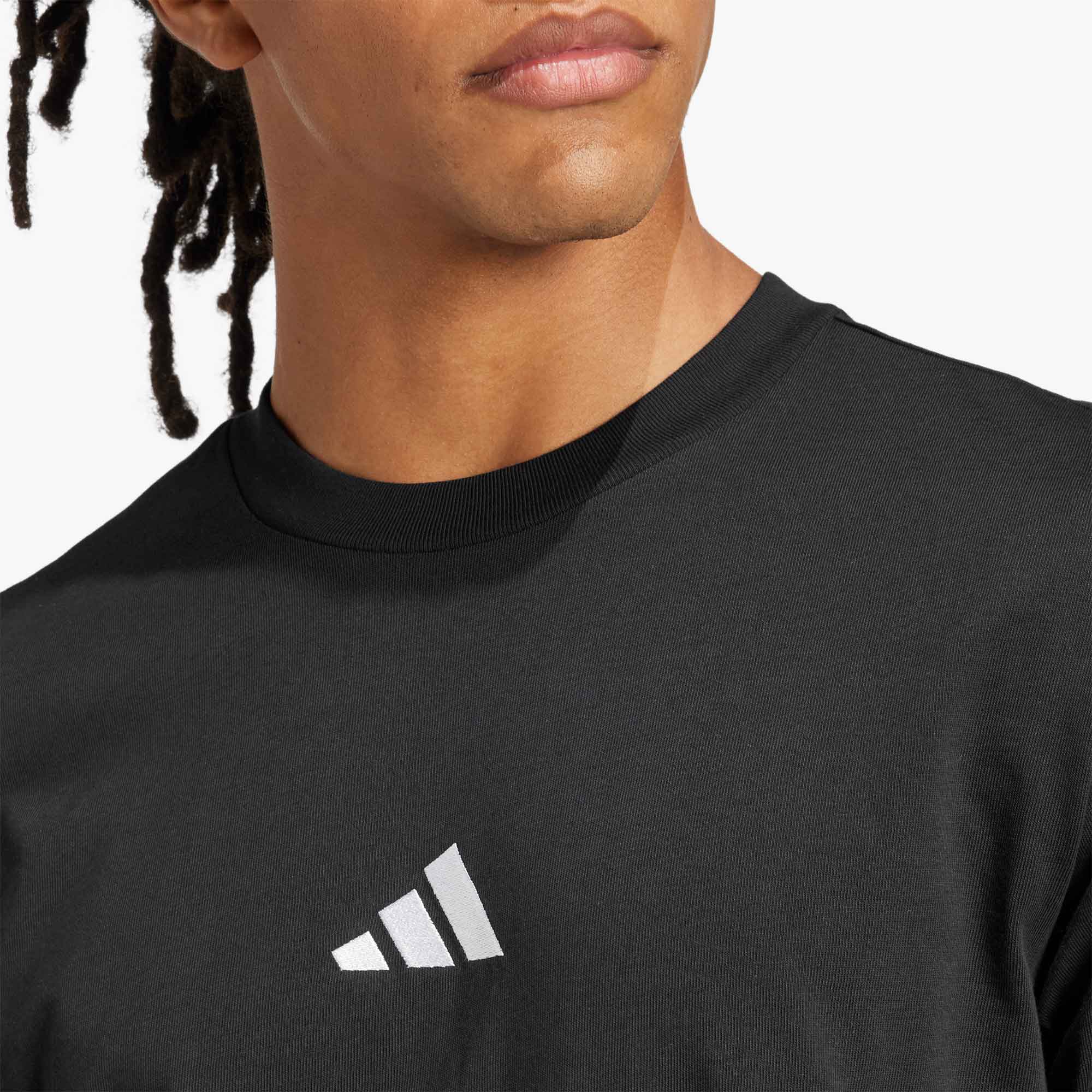adidas Polera Essentials Logo Peque&ntilde;o Tejido Jersey, NEGRO, hi-res