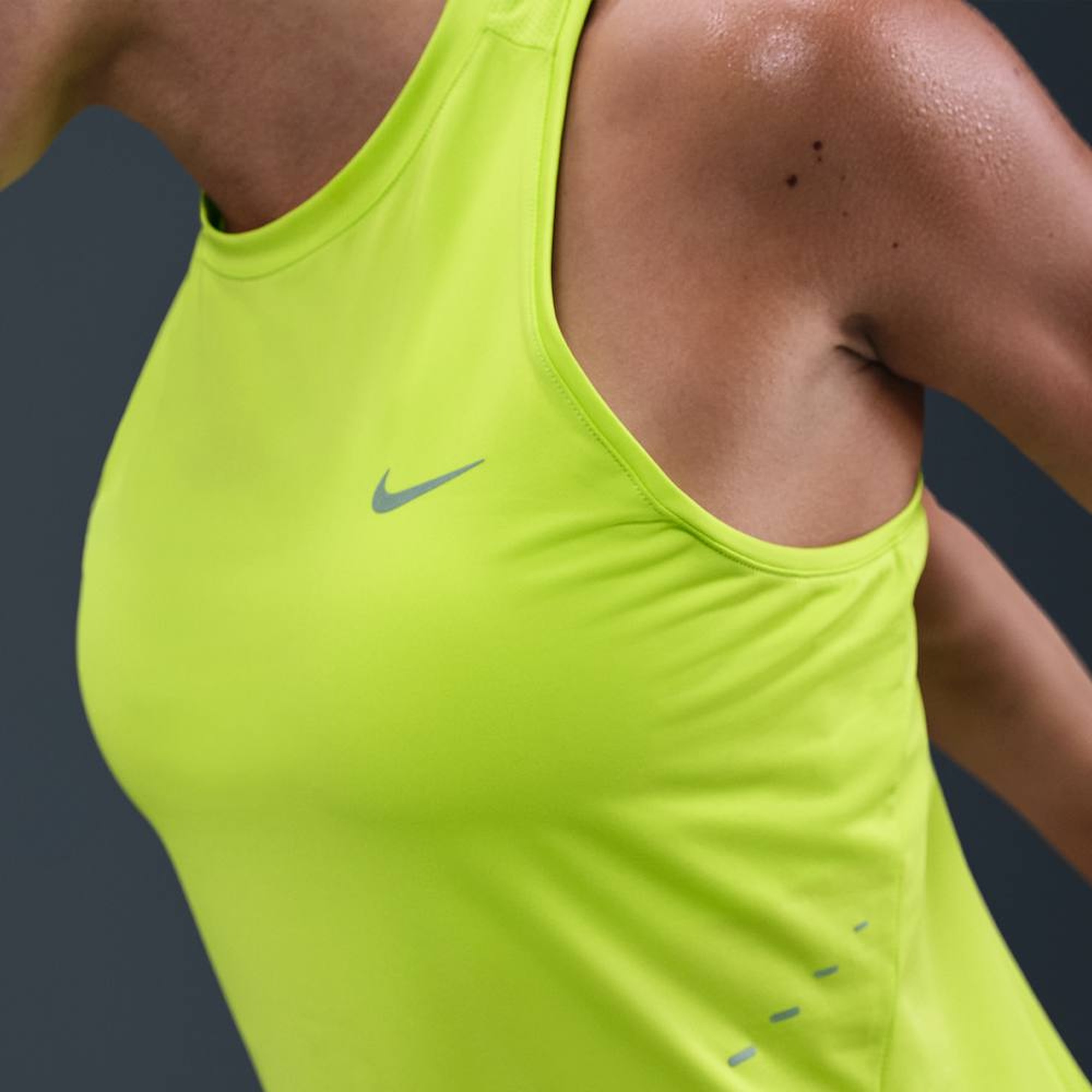 Nike Polera para correr Swift, VERDE, hi-res